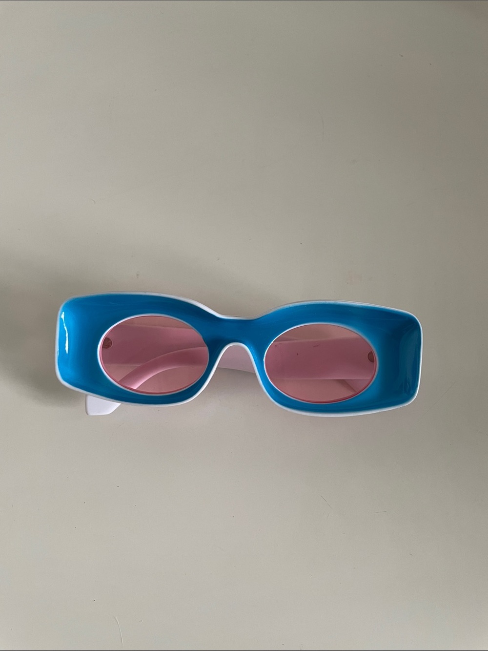 Retro Style 60s rectangular sunglasses
with Blue Frame & Pink Lenses